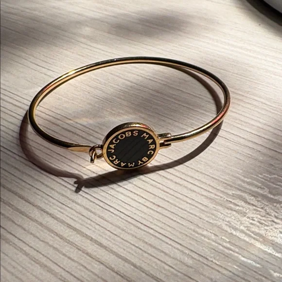 Marc Jacobs Gold/Black Enamel Hinge clip bracelet like new - Picture 7 of 10
